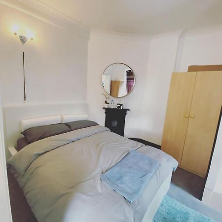 Complete 1 Bedroom Apartment With Wi-Fi, Kitchen, Tv In Heart Of Chiswick, 런던 외부 사진