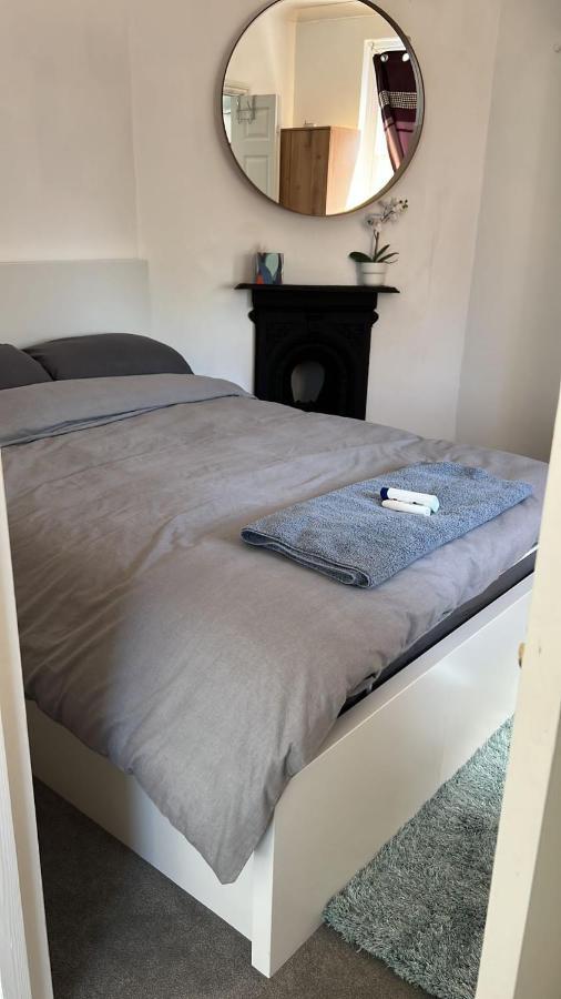 Complete 1 Bedroom Apartment With Wi-Fi, Kitchen, Tv In Heart Of Chiswick, 런던 외부 사진
