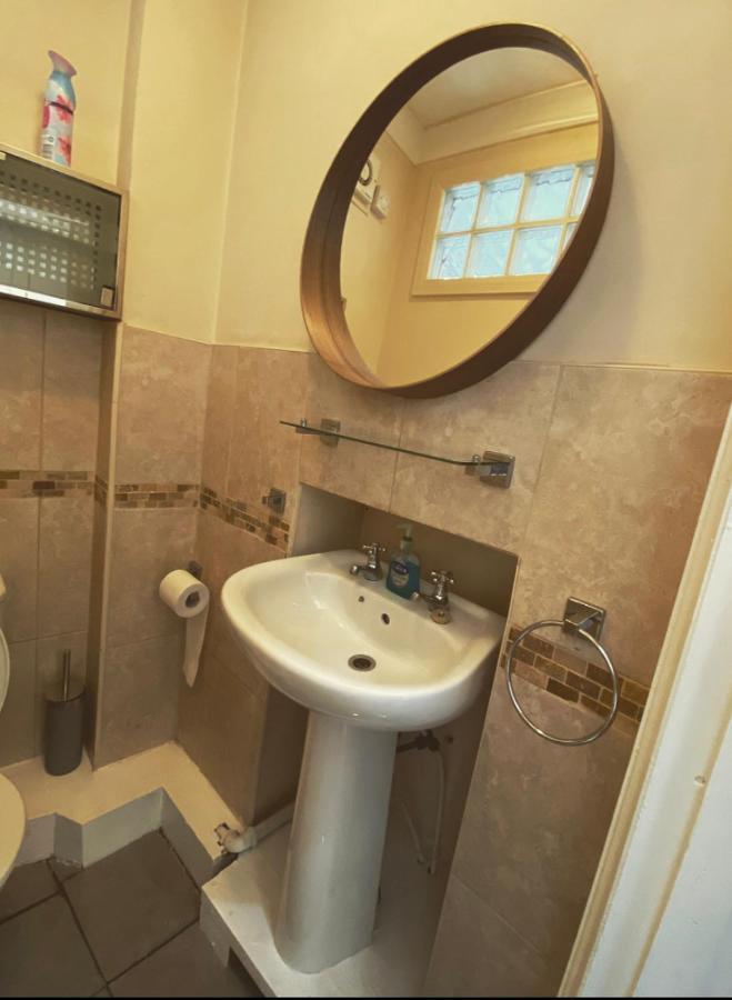 Complete 1 Bedroom Apartment With Wi-Fi, Kitchen, Tv In Heart Of Chiswick, 런던 외부 사진
