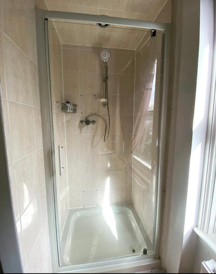 Complete 1 Bedroom Apartment With Wi-Fi, Kitchen, Tv In Heart Of Chiswick, 런던 외부 사진