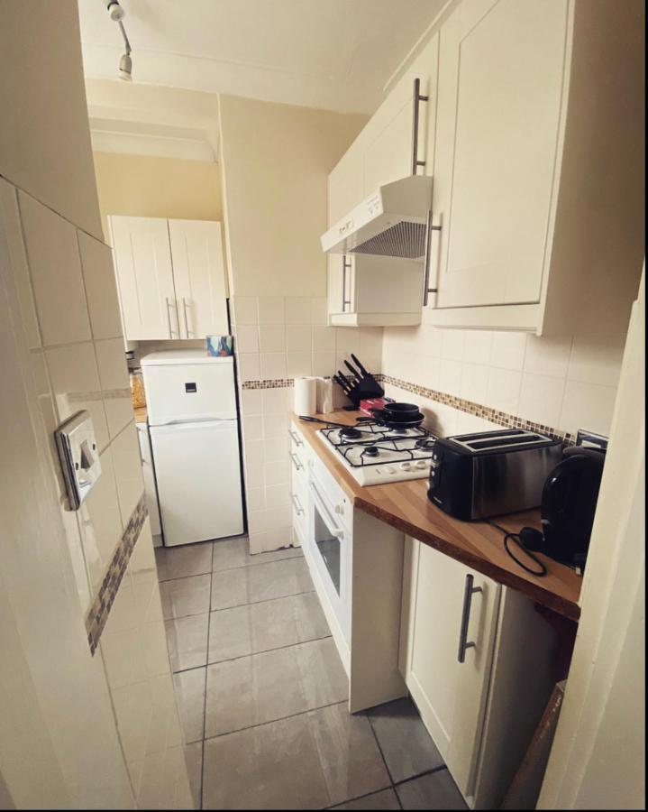 Complete 1 Bedroom Apartment With Wi-Fi, Kitchen, Tv In Heart Of Chiswick, 런던 외부 사진