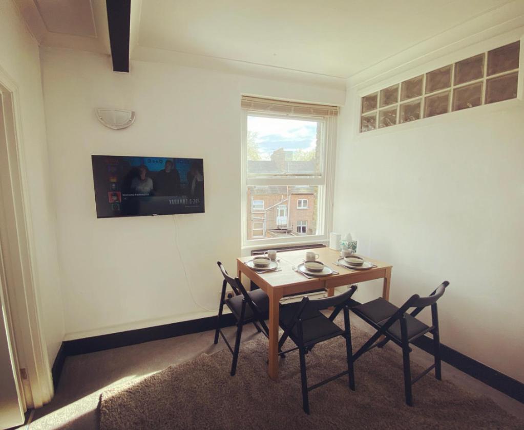 Complete 1 Bedroom Apartment With Wi-Fi, Kitchen, Tv In Heart Of Chiswick, 런던 외부 사진