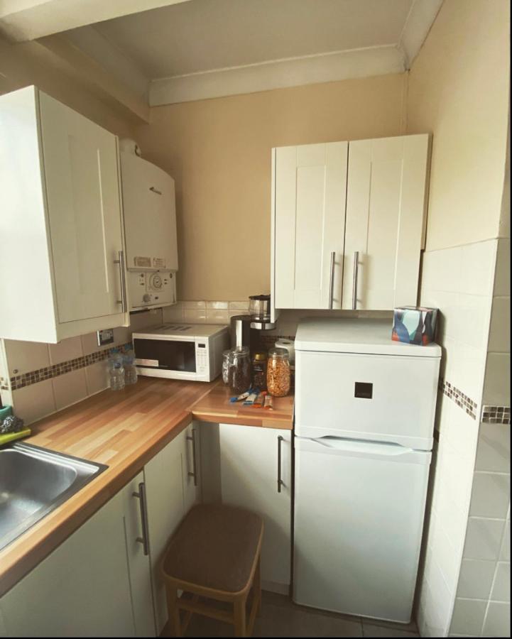 Complete 1 Bedroom Apartment With Wi-Fi, Kitchen, Tv In Heart Of Chiswick, 런던 외부 사진